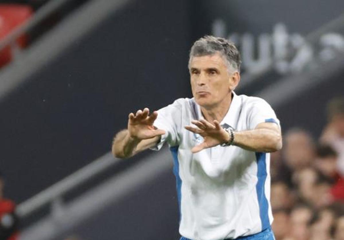 José Luis Mendilibar, durante un partido con el Sevilla.