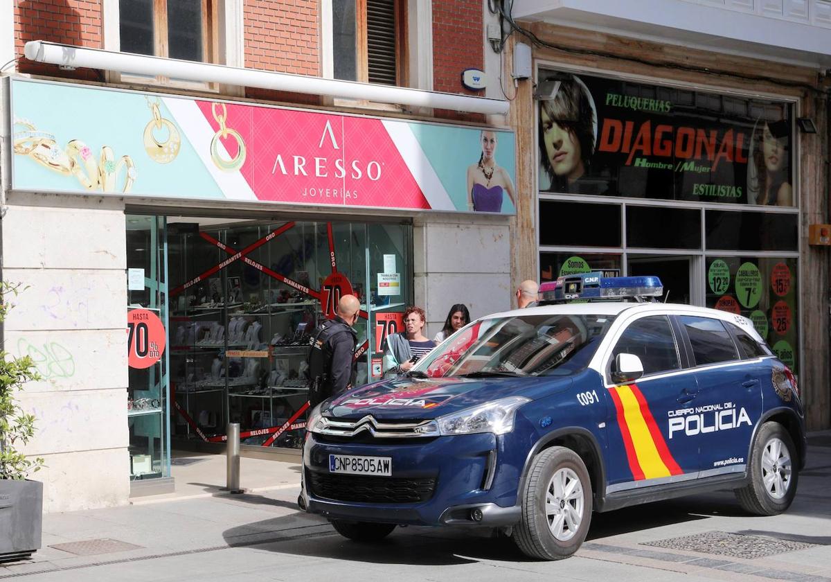 La Policía Nacional, en el exterior de la joyería cerrada.