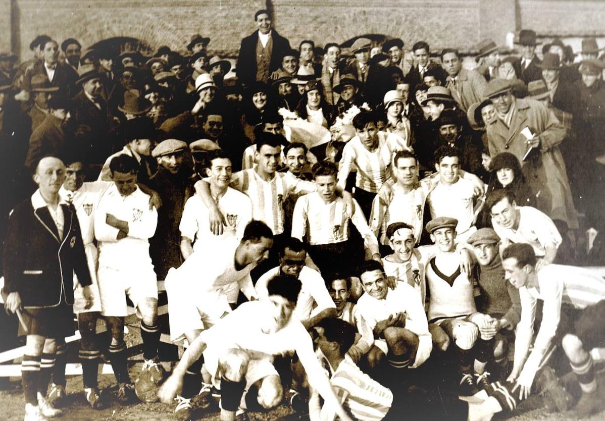 Ahora sería impensable una fotografía posando juntos a los dos equipos, como la que se hicieron hace casi un siglo Real Valladolid y Sevilla en su eliminatoria copera disputada en el campo de la Sociedad Taurina. No aparece el árbitro, Melcón, pero sí uno de sus ayudantes.