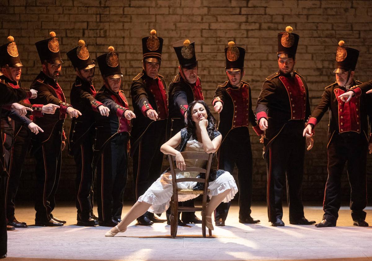 Un pasaje de 'Carmen', de Bizet, en el montaje en el Teatro Calderón.