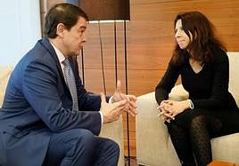 Fernández Mañueco, en febrero durante una reunión con la cónsul ucraniana en España, Yuliya Gladush.