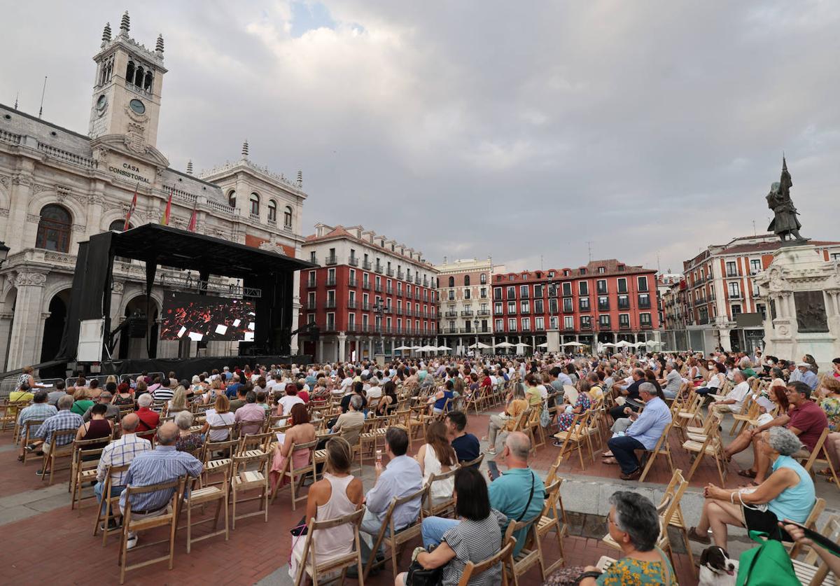 Público en una proyección de ópera en la Plaza Mayor de Valladolid.