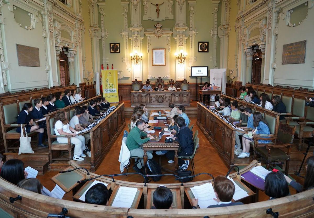 Alumnos de diferentes colegios de Valladolid han participado este jueves en el Pleno de la Infancia.