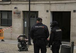 La Policía Nacional de Salamanca en una céntrica calle de la capital.