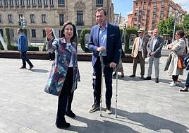 Margarita Robles y Óscar Puente, en la plaza de Zorrilla.