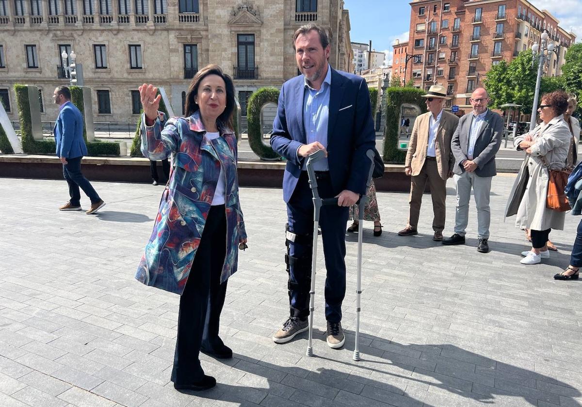 Margarita Robles y Óscar Puente, en la plaza de Zorrilla.