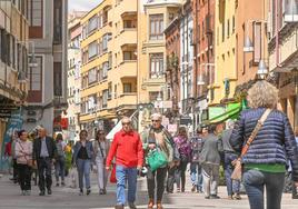 Varias personas caminan por la calle Mantería.