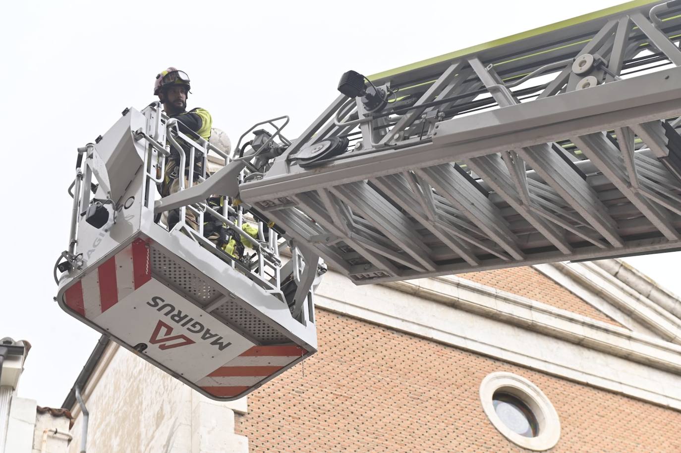 Imágenes tras la caída del rayo sobre la cruz de la Capilla de las Esclavas