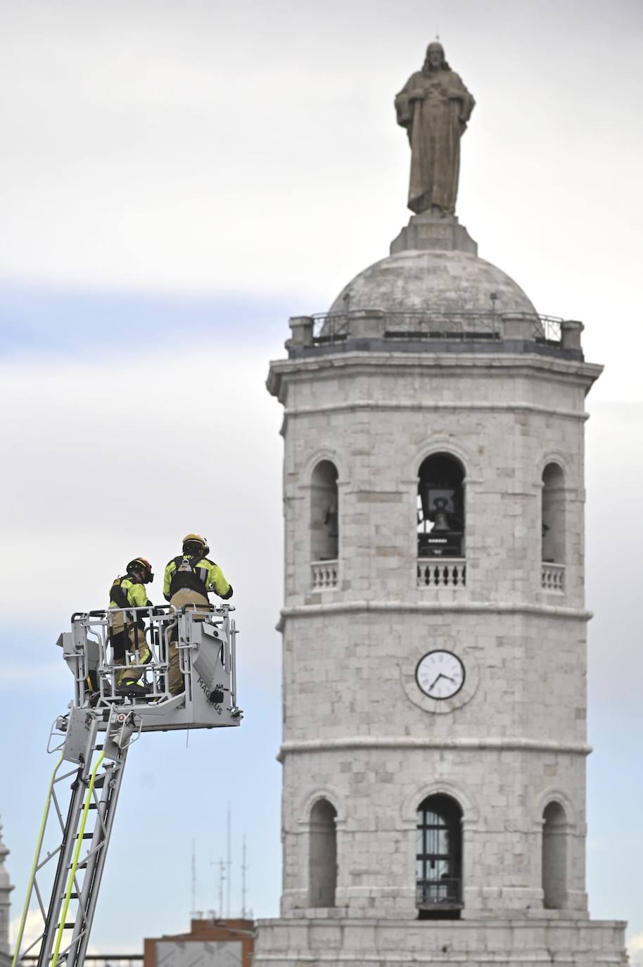 Imágenes tras la caída del rayo sobre la cruz de la Capilla de las Esclavas