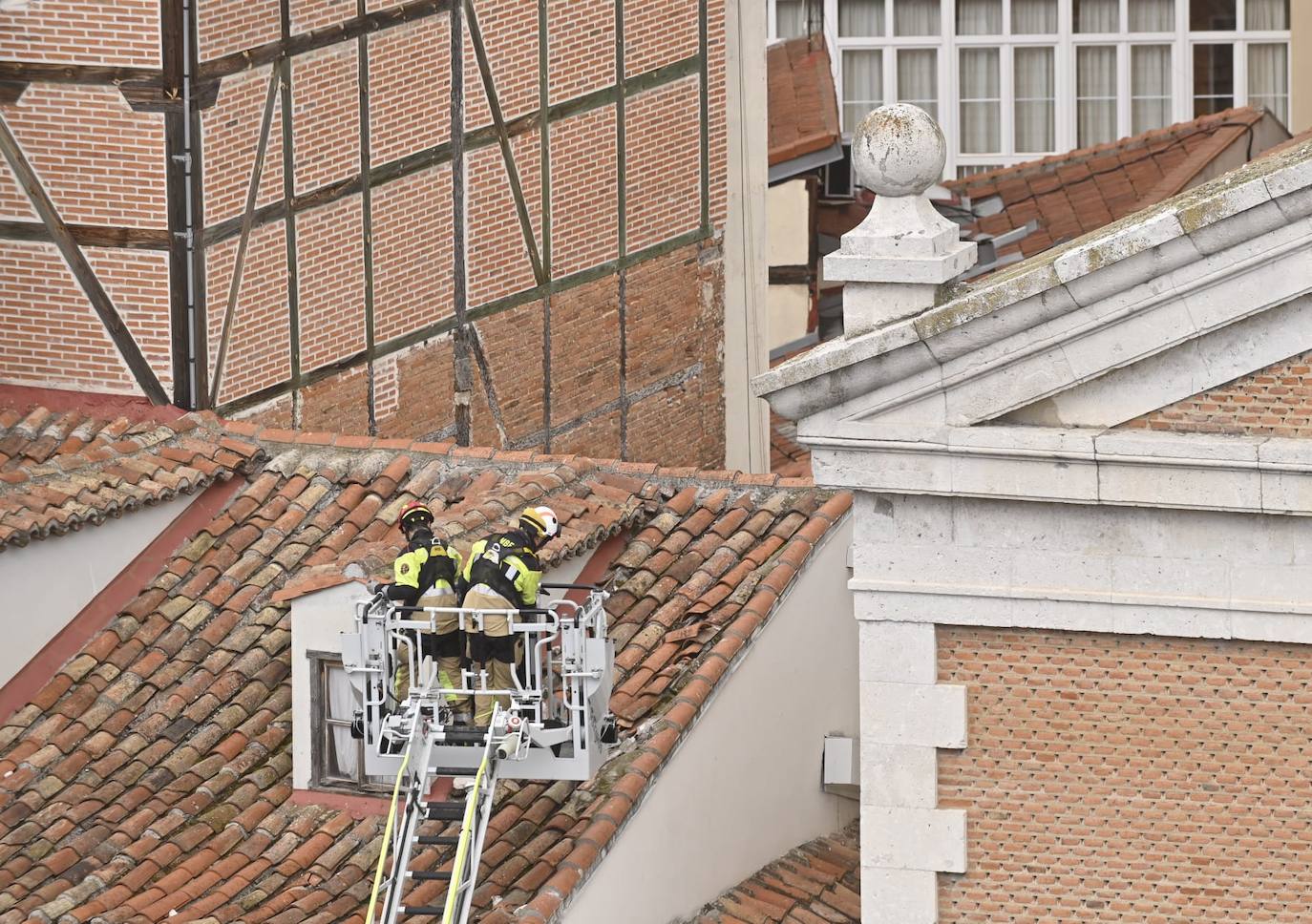 Imágenes tras la caída del rayo sobre la cruz de la Capilla de las Esclavas