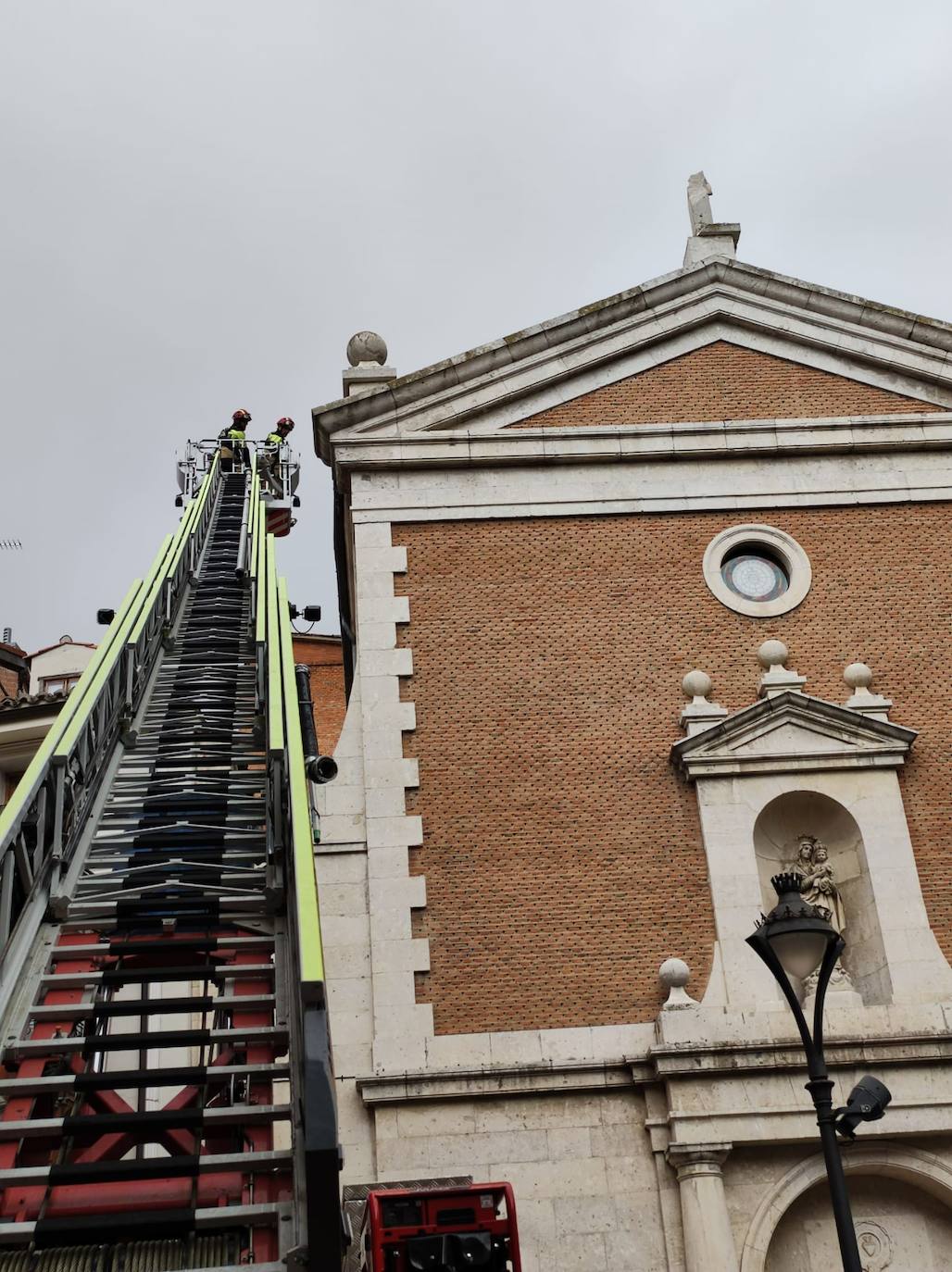 Imágenes tras la caída del rayo sobre la cruz de la Capilla de las Esclavas