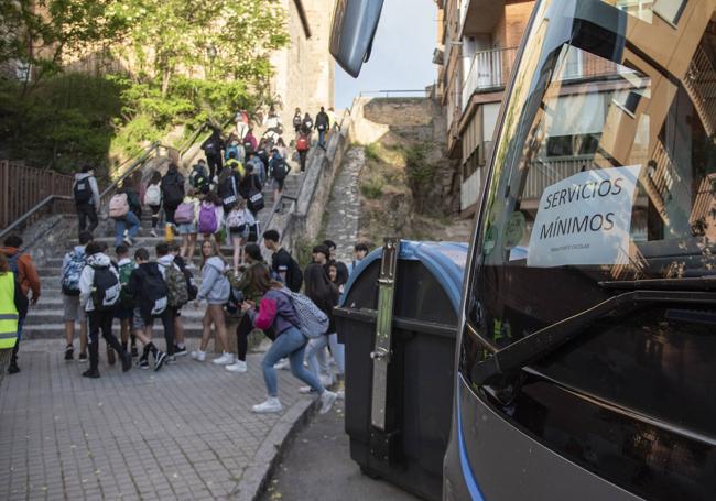 Escolares bajan del autocar que para entre Pedro de Fuentidueña y Soldado Español.