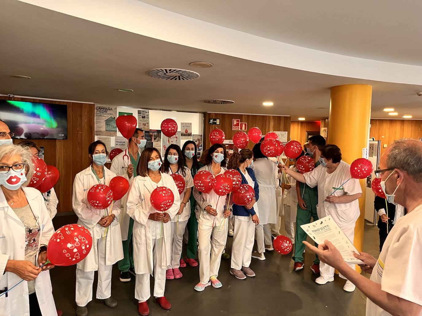 Personal sanitario del servicio de Pediatría cantan 'Un mar de besos'.