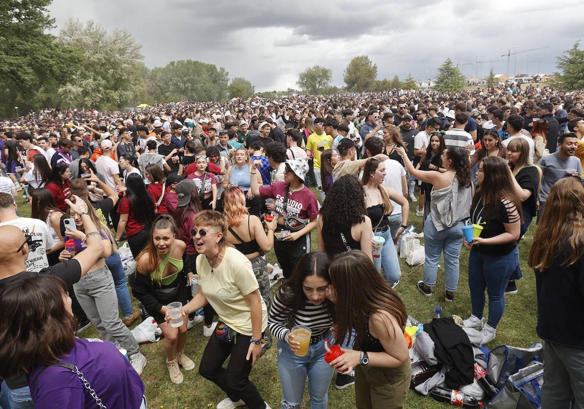 Multitud de jóvenes se divierten y bailan en la ITA en mitad de la jornada.