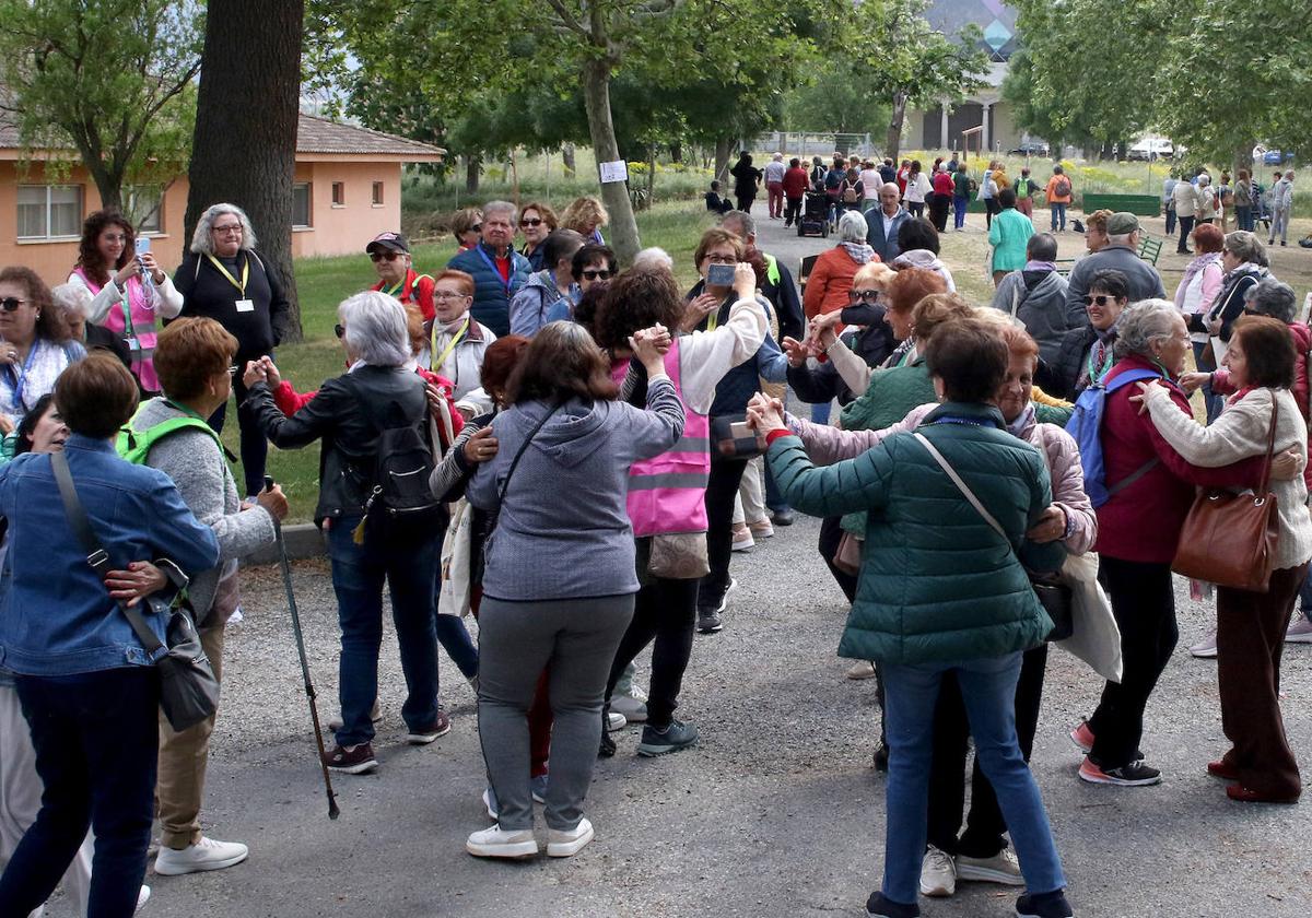 Mujeres que acudieron al encuentro entre participantes de las Aulas Sociales y de Manualidades.