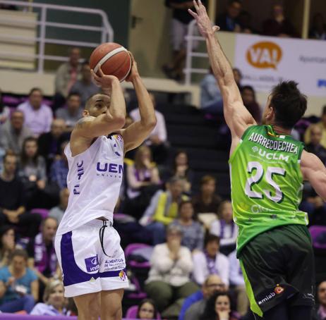 Mike Torres se levanta para ejecutar un tiro fácil.