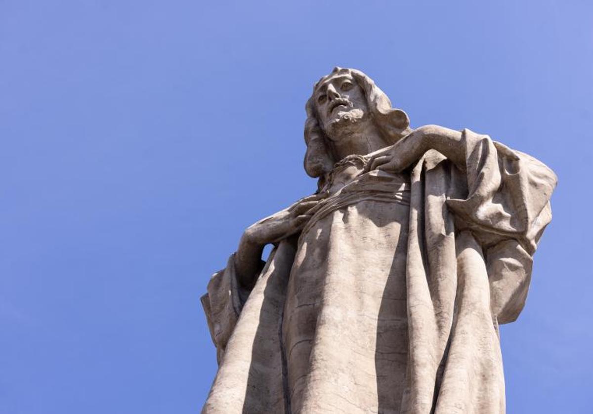 Estatua del Sagrado Corazón de Jesús en la torre de la catedral de Valladolid.