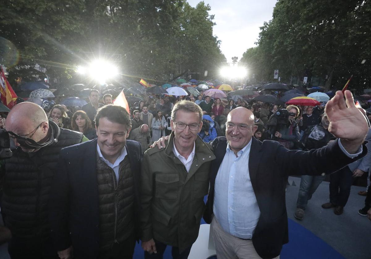 Alfonso Fernández Mañueco, junto a Alberto Núñez Feijóo y Jesús Julio Carnero en el acto central de campaña, en Recoletos.