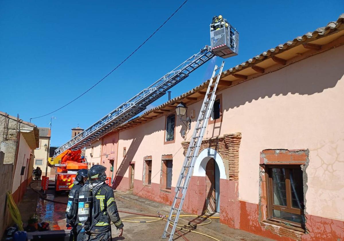 Los Bomberos trabajan con un camión escala para sofocar el fuego.