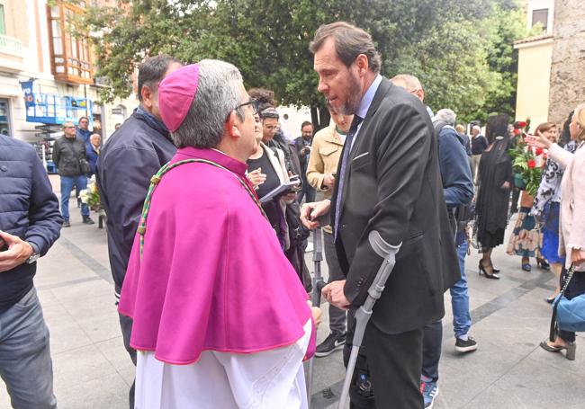 El arzobispo saluda a Óscar Puente antes de la ofrenda floral.