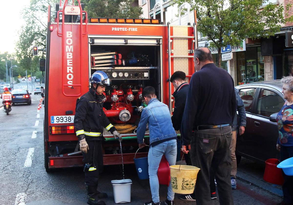 Bomberos suministran agua a los vecinos de Ezequiel González afectados por la avería.