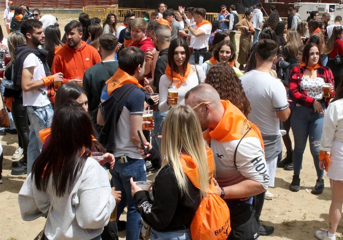 Grupos de jóvenes, en la plaza de toros de Segovia con motivo del 'Burladero Show'.