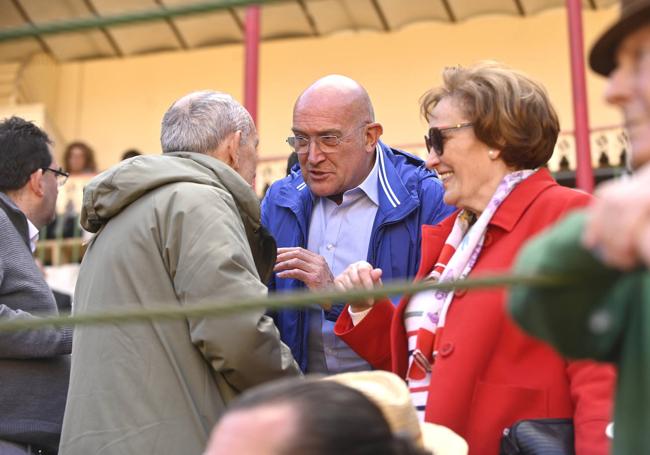 Carnero, en la plaza de toros de Valladolid, asiste a la novillada.