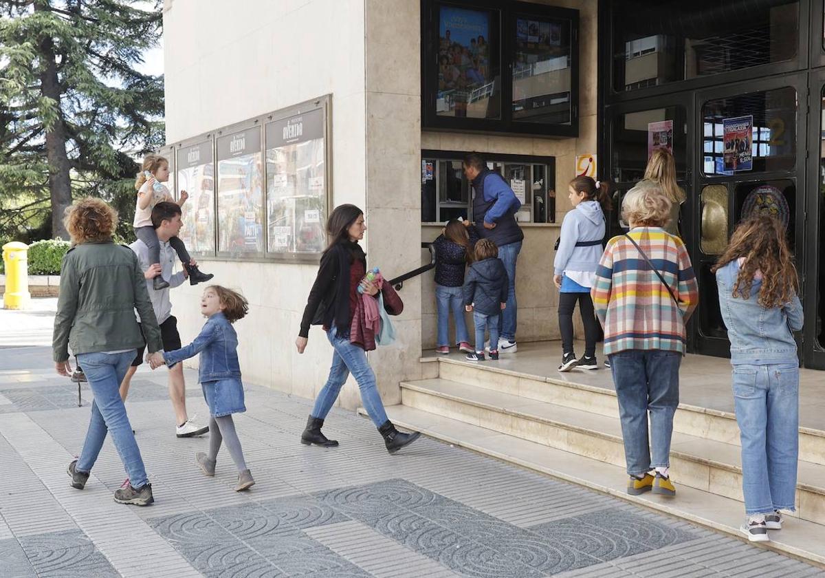 Varias personas, con niños como público mayoritario en las sesiones de tarde del fin de semana, se dirigen este sábado al cine Avenida.