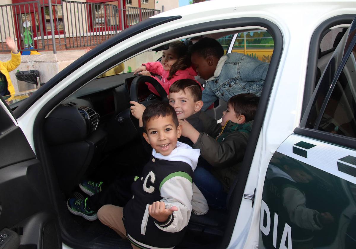 Alumnos del colegio Santa Clara, durante la exhibición de la Guardia Civil.