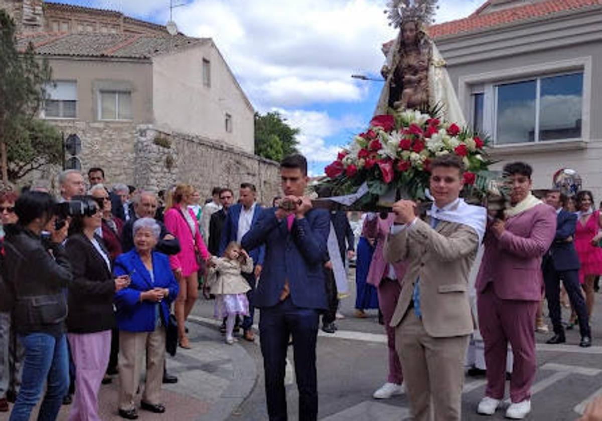 Los quintos portan la imagen de la Virgen por las calles de Íscar.