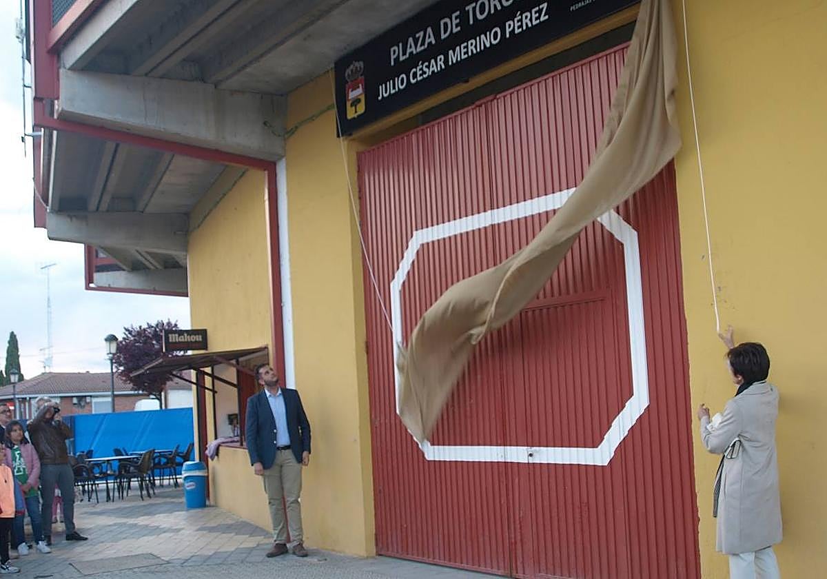 La mujer y el hijo de Julio César Merino descubren el cartel que da nombre a la plaza de toros.