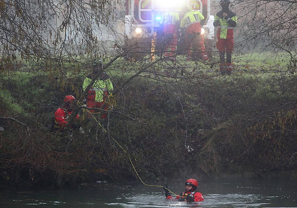 Bomberos de Palencia, en el rescate de un vehículo que cayó en enero al río Carrión.