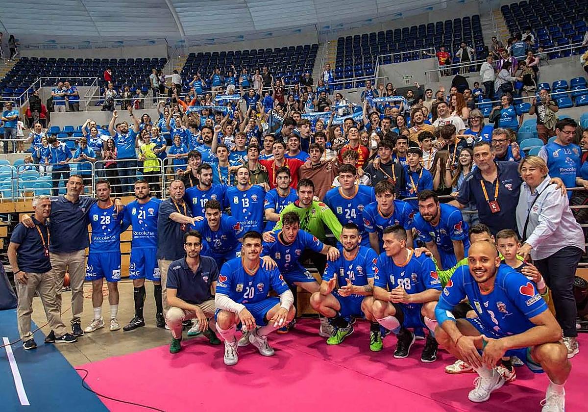 La plantilla del Recoletas Atlético posa en el fondo del pabellón junto a los aficionados desplazados.