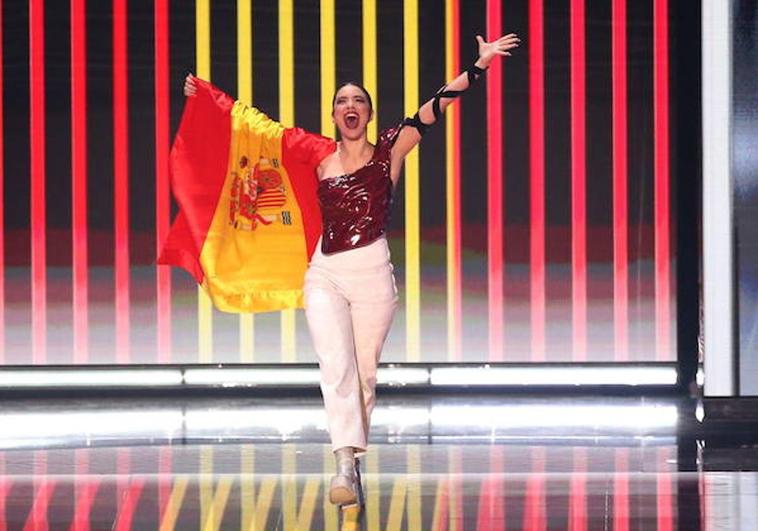 Blanca Paloma luce la bandera de España durante su actuación en Eurovisión.