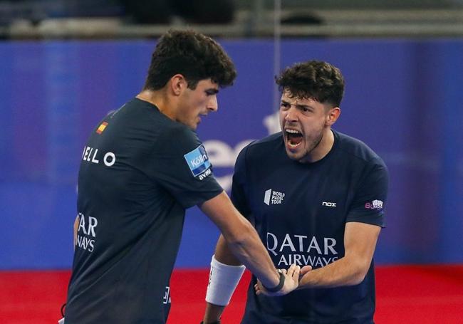 Tapia y Arturo celebran eufóricos un tanto en la final.