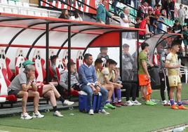 El técnico y los jugadores del Palencia Cristo, abatidos.