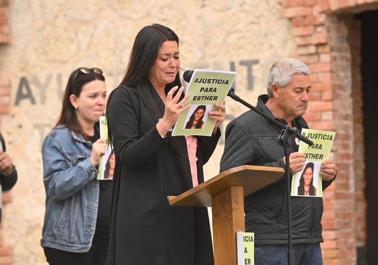 La hermana y padre de Esther López, en el acto celebrado este domingo en Traspinedo.