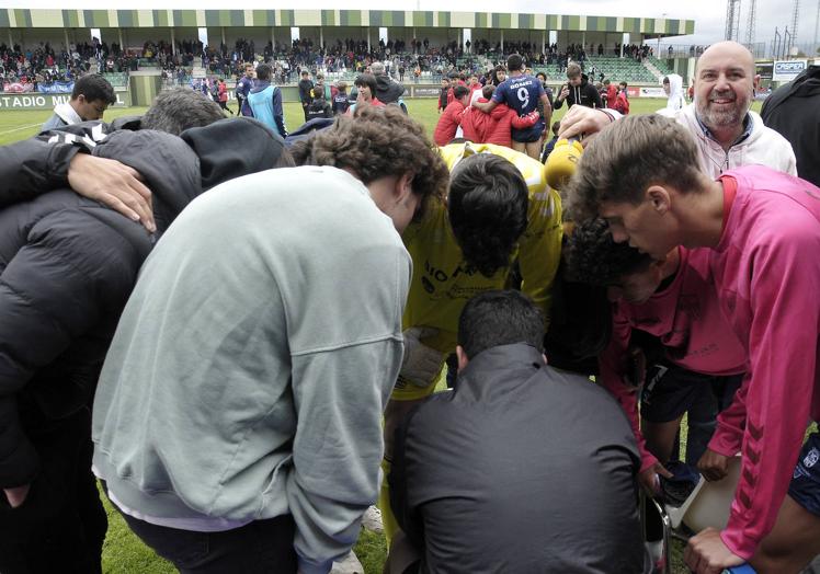 Imagen principal - Expectación en el terreno de juego y en las gradas esperando el final del partido en Alcorcón.