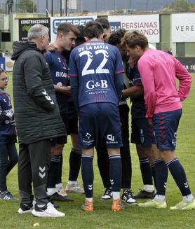 Imagen secundaria 2 - Expectación en el terreno de juego y en las gradas esperando el final del partido en Alcorcón.