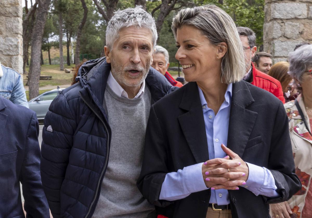 Fernando Grande-Marlaska, junto a Eva Arias, candidata del PSOE a la Alcaldía de Ávila.