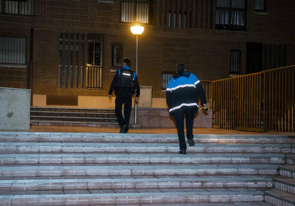 Intervención de la Policía Local ante una llamada por ruidos en una vivienda.