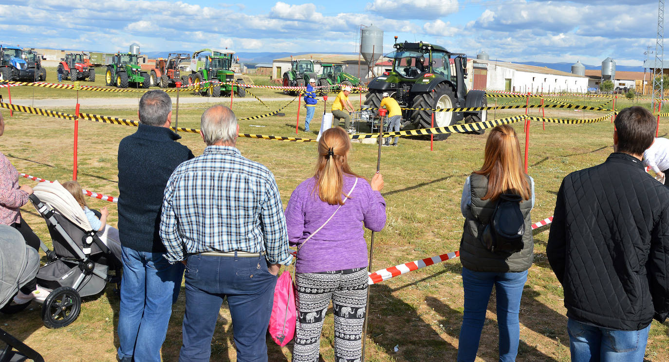 Concurso de habilidad con el tractor en Escarabajosa de Cabezas