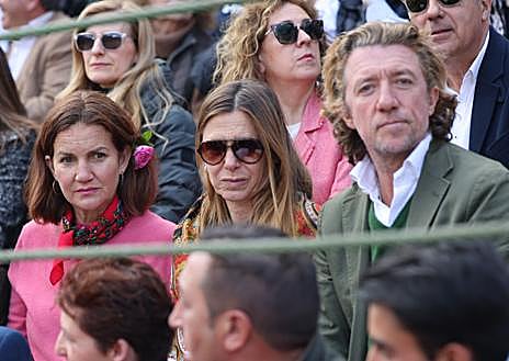 Imagen secundaria 1 - Victoria Federica, en la plaza de toros de Valladolid; Samantha Vallejo-Nágera y su hermano Colate, en el tendido 7 y, por último, Kiko Matamoros y su pareja, Marta López.