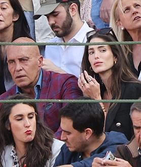 Imagen secundaria 2 - Victoria Federica, en la plaza de toros de Valladolid; Samantha Vallejo-Nágera y su hermano Colate, en el tendido 7 y, por último, Kiko Matamoros y su pareja, Marta López.