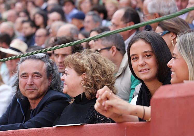 Imagen principal - Victoria Federica, en la plaza de toros de Valladolid; Samantha Vallejo-Nágera y su hermano Colate, en el tendido 7 y, por último, Kiko Matamoros y su pareja, Marta López.