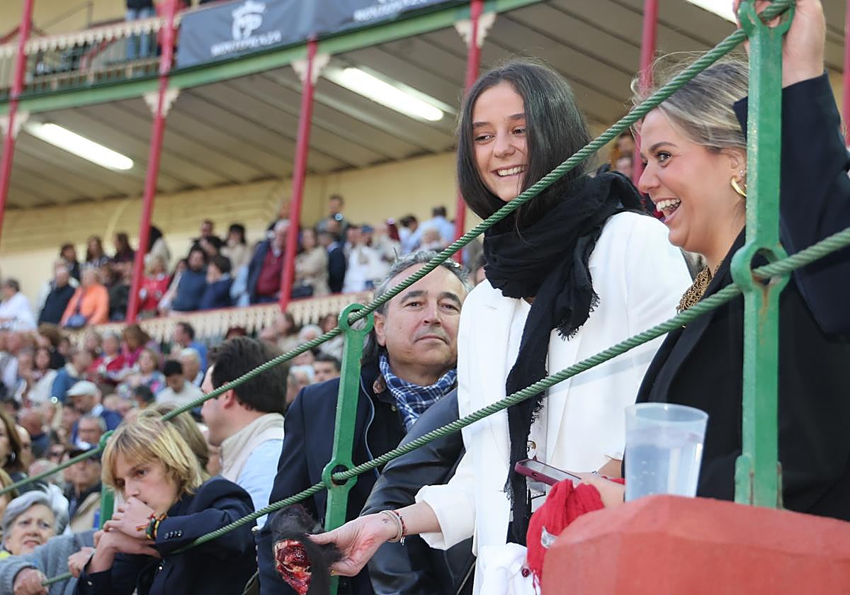Victoria Federica, en el tendido con la oreja que le entregó Roca Rey.