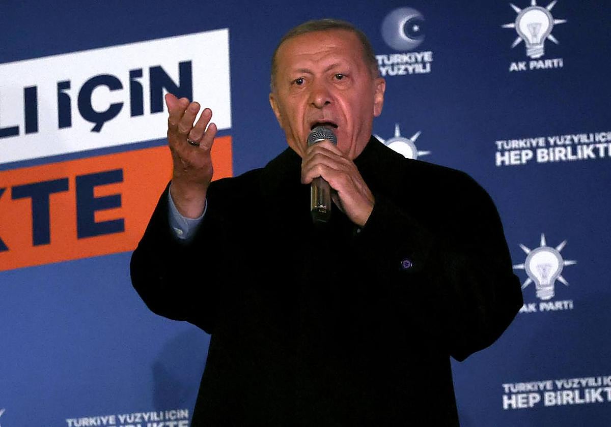 El presidente turco Tayyip Erdogan se dirige a sus partidarios en la sede del Partido.