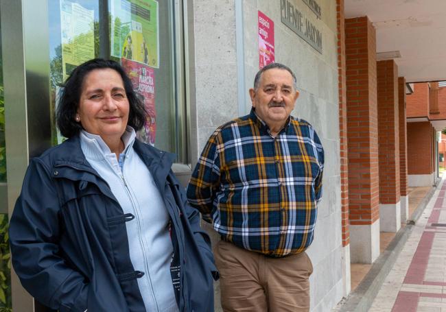 Amor Gómez y Julio González, tesorera y vicepresidente de la asociación de vecinos Puente Jardín.