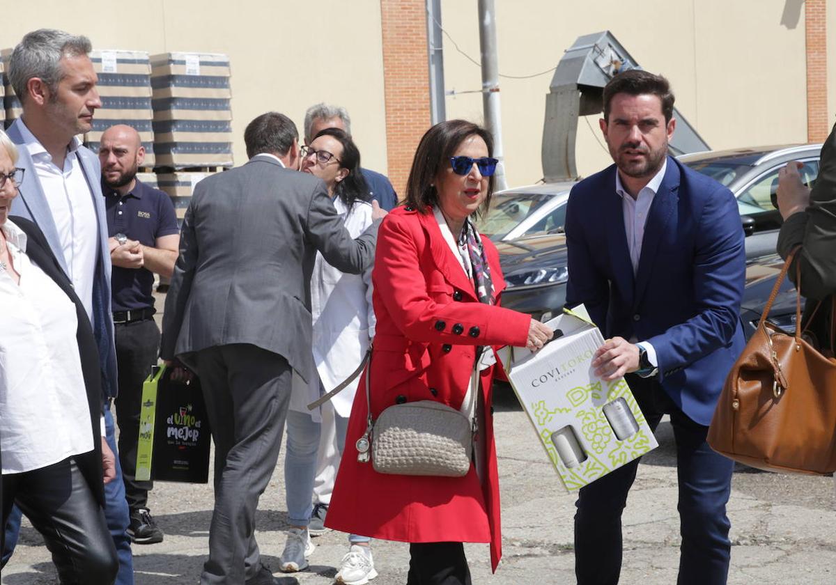 El diputado zamorano Antidio Fagúndez, con la ministra Robles, tras una visita a una bodega en Toro.