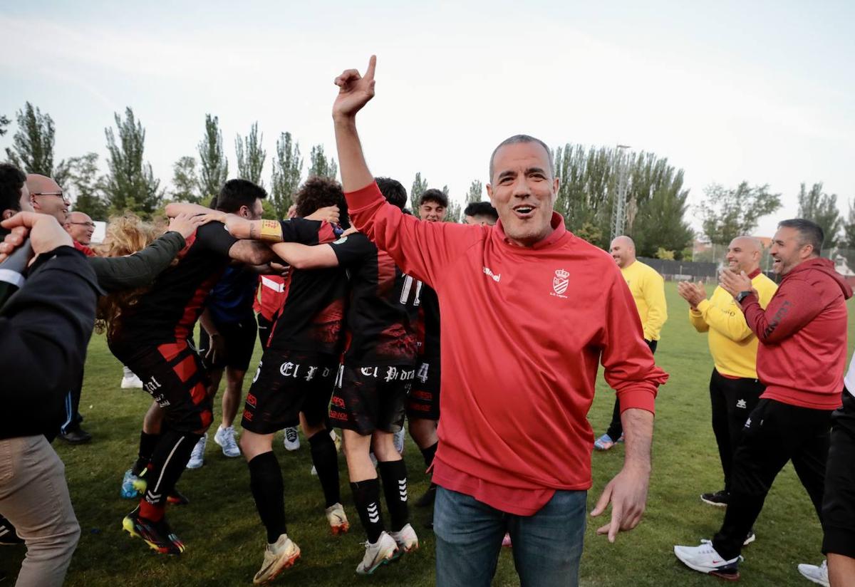 Ausocua celebra triunfo y ascenso a pie de campo.